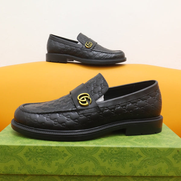 Mocassino da uomo GG in pelle di vacchetta goffrata nera 528261