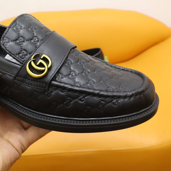 Mocassino da uomo GG in pelle di vacchetta goffrata nera 528261