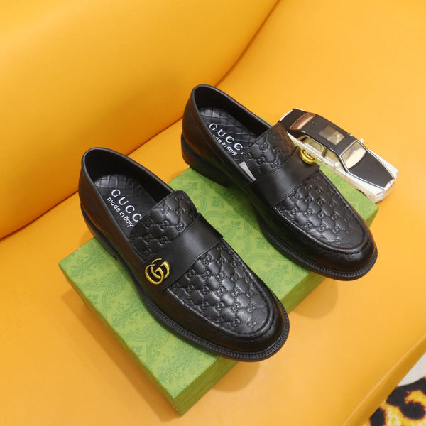 Mocassino da uomo GG in pelle di vacchetta goffrata nera 528261