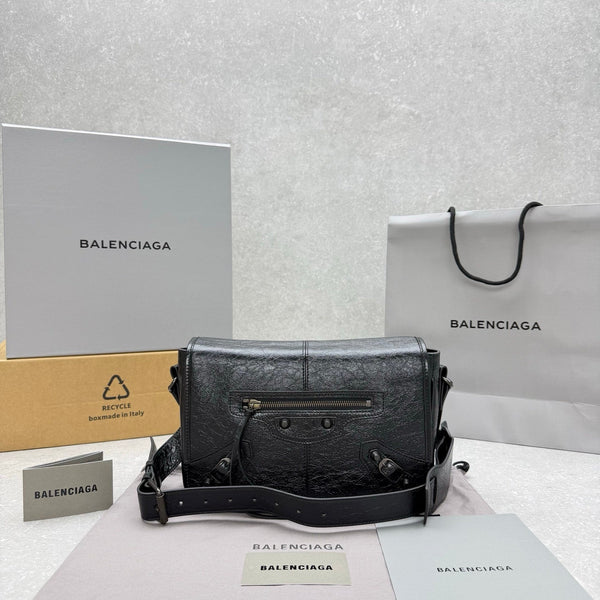 BG Le City Small Flap Messenger Bag Black Oil Wax Leather