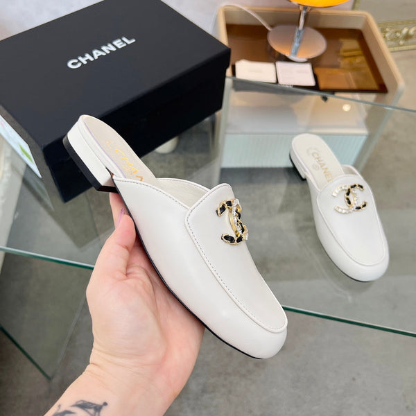 CC 25 Mule in pelle di vitello bianca con grande logo a doppia C