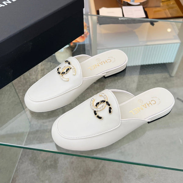 CC 25 Mule in pelle di vitello bianca con grande logo a doppia C