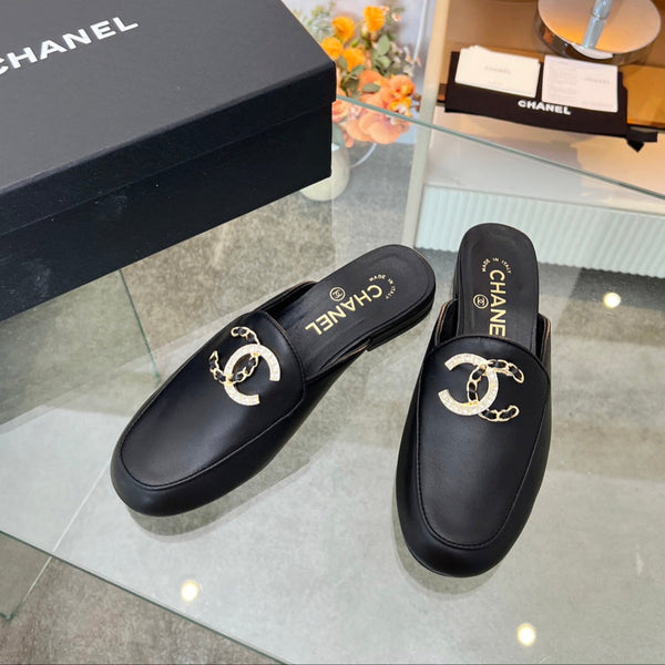 CC 25 Mule in pelle di vitello nera con grande logo a doppia C