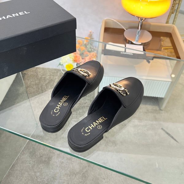 CC 25 Mule in pelle di vitello nera con grande logo a doppia C