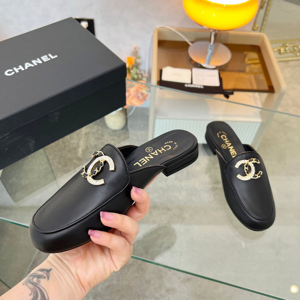 CC 25 Mule in pelle di vitello nera con grande logo a doppia C
