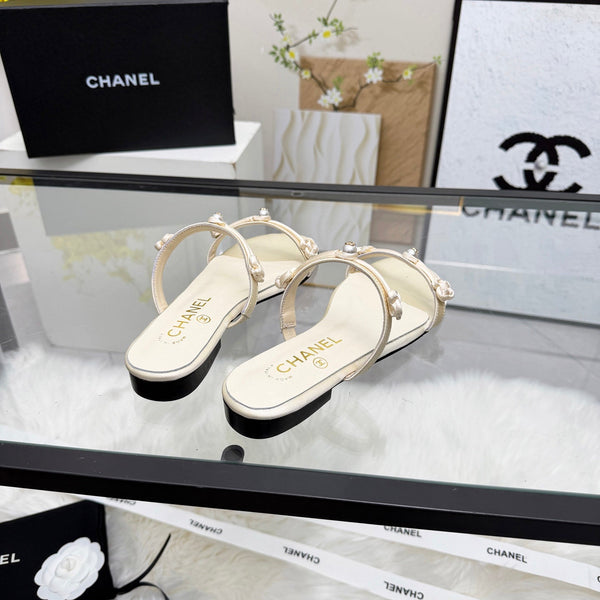 CC 2026 Pearl Slide White Satin Leather 692023