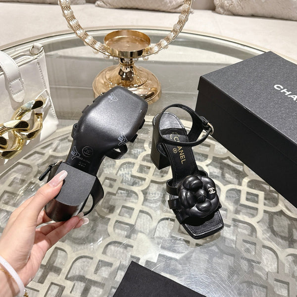 CC Sandales à talon carré Fleur de camélia en peau de mouton noire 735986