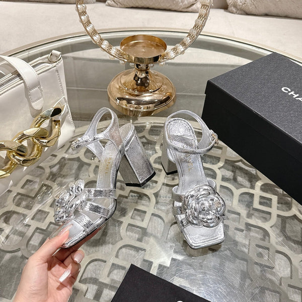 Sandales à talons carrés CC motif fleur de camélia en cuir de mouton argenté 735987