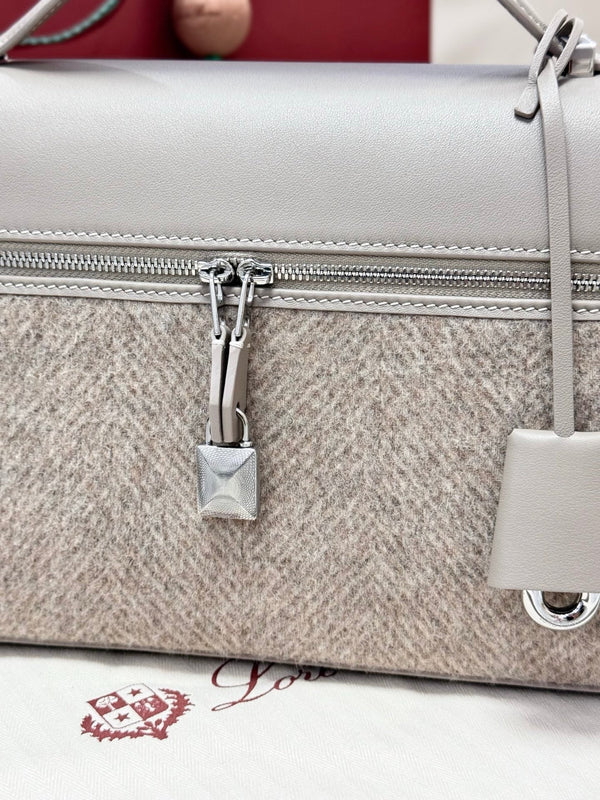 LP Extra Pouch L27 Cream Cashmere Calfskin 282244