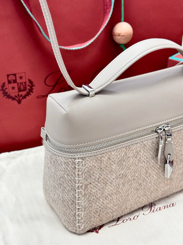 LP Extra Pouch L27 Cream Cashmere Calfskin 282244
