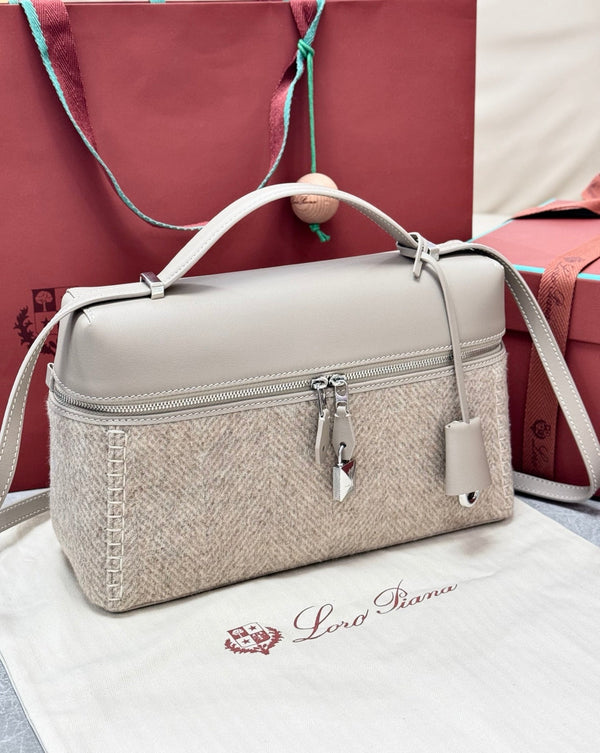 LP Extra Pouch L27 Cream Cashmere Calfskin 282244