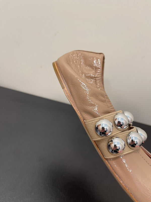 BALLERINE ALAIA IN PELLE DI VITELLO LUCIDA BEIGE MANDORLA CON FERRAMENTA ARGENTATA