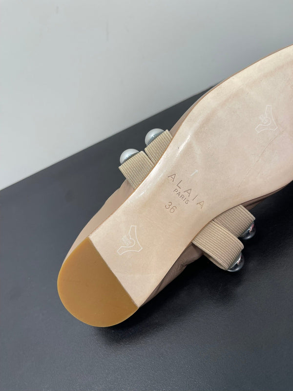 BALLERINE ALAIA IN PELLE DI VITELLO LUCIDA BEIGE MANDORLA CON FERRAMENTA ARGENTATA