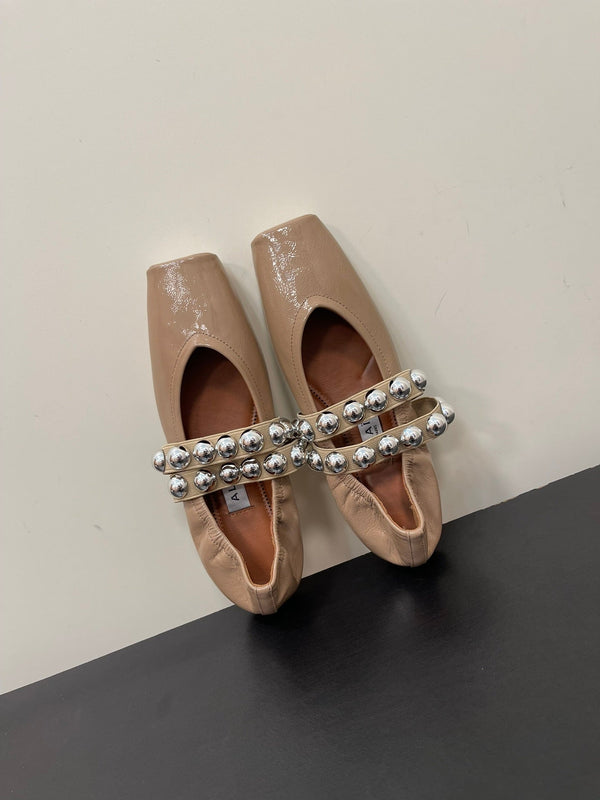 BALLERINE ALAIA IN PELLE DI VITELLO LUCIDA BEIGE MANDORLA CON FERRAMENTA ARGENTATA