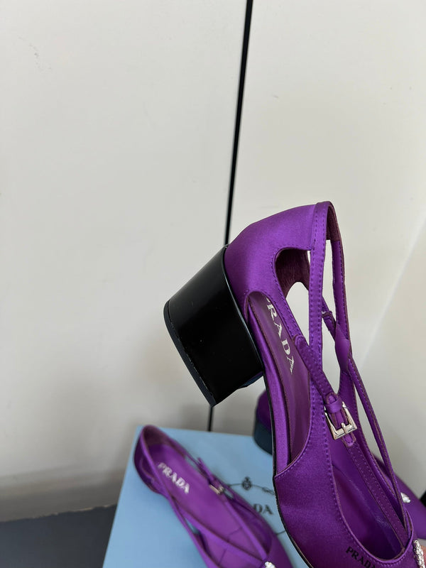 DÉCOLLETÉ CON FIBBIA DI PERLINE IN RASO VIOLA