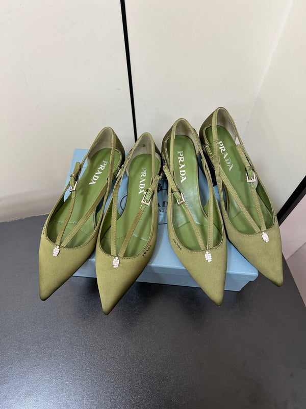 DÉCOLLETÉ CON TAGLIO E FIBBIA CON PERLINE IN RASO VERDE OLIVA