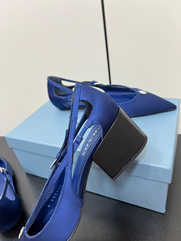 DÉCOLLETÉ CON TAGLIO E FIBBIA CON PERLINE IN RASO BLU NAVY