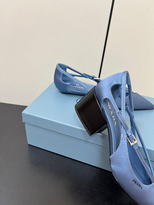 DÉCOLLETÉ CON FIBBIA A PERLINE IN RASO BLU PERANO