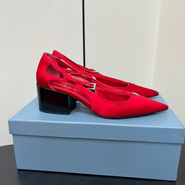 DÉCOLLETÉ CON TAGLIO E FIBBIA CON PERLINE IN RASO ROSSO CLASSICO