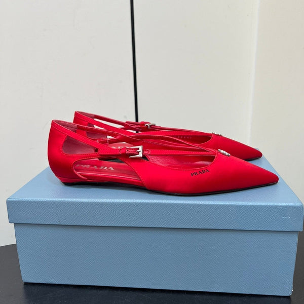 BALLERINA CON TAGLI IN RASO ROSSO CLASSICO CON FIBBIA DI PERLINE ATTACCATA
