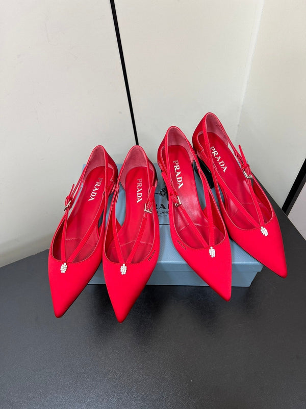 DÉCOLLETÉ CON TAGLIO E FIBBIA CON PERLINE IN RASO ROSSO CLASSICO