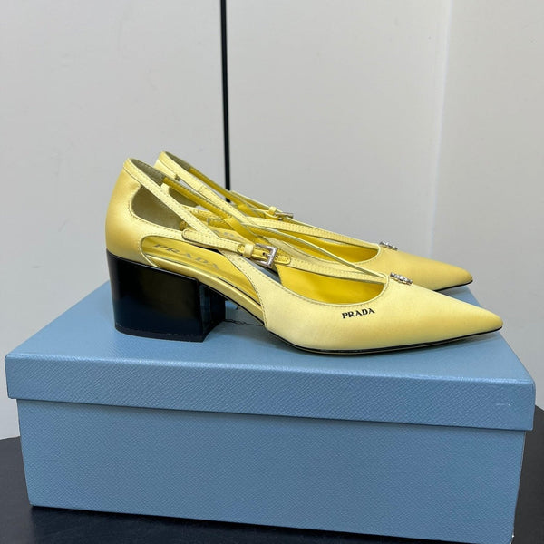 DÉCOLLETÉ CON TAGLIO E FIBBIA CON PERLINE IN RASO GIALLO CHIARO