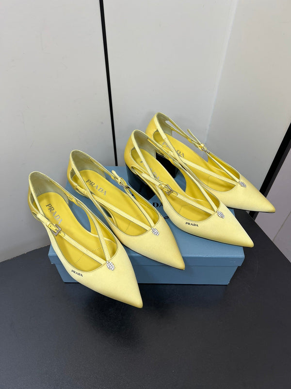 DÉCOLLETÉ CON TAGLIO E FIBBIA CON PERLINE IN RASO GIALLO CHIARO
