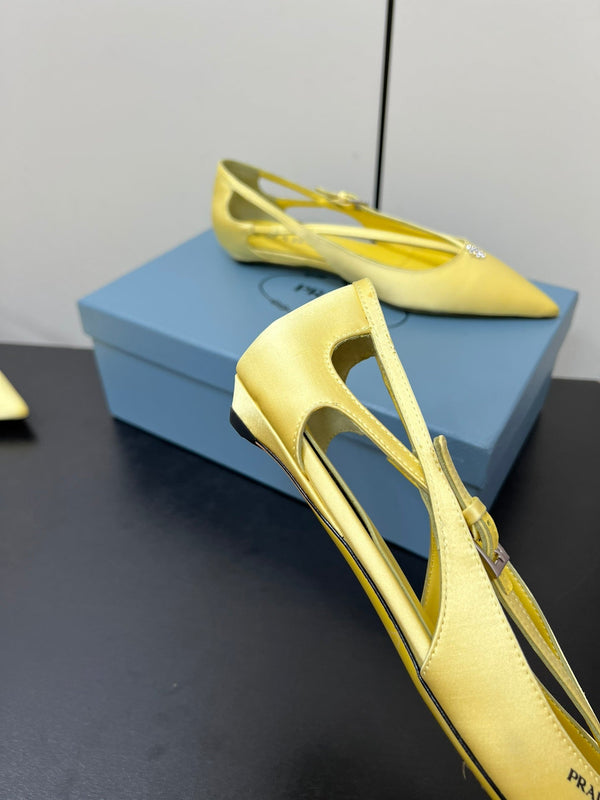 BALLERINA CON TAGLI IN RASO GIALLO CHIARO E FIBBIA CON PERLINE