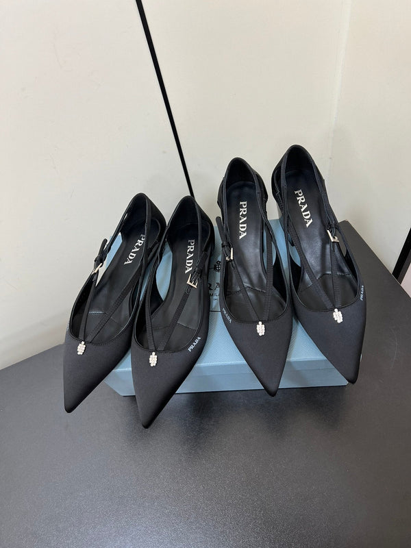 DÉCOLLETÉ CON FIBBIA DI PERLINE IN RASO NERO
