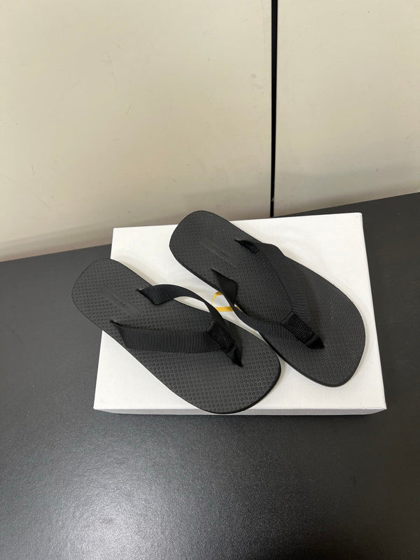 The Row Dune Flatform Thong Sandal In Black Rubber And Black Canvas 340028
