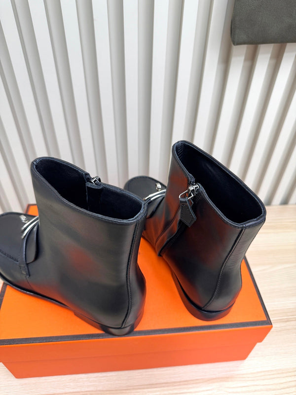 HM 25s Kelsy Ankle Boot Black Cowhide 466593