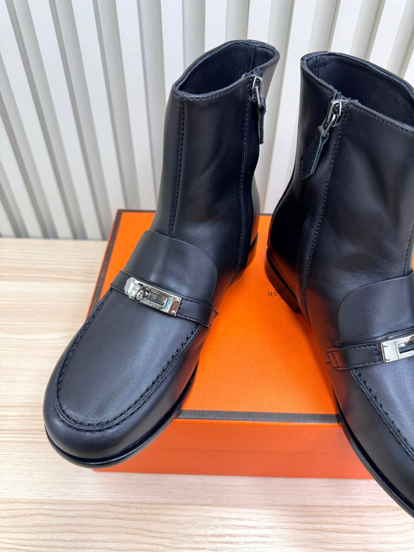 HM 25s Kelsy Ankle Boot Black Cowhide 466593