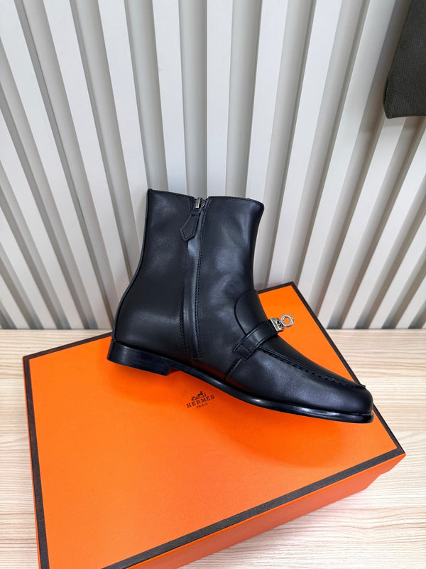 HM 25s Kelsy Ankle Boot Black Cowhide 466593