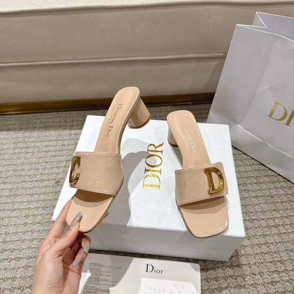 CD 25 C'EST DIO light beige patent leather 396128