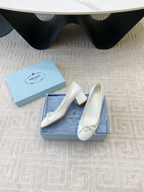 BALLERINA CON LOGO TRIANGOLARE E FIOCCO IN PELLE DI VITELLO BIANCA
