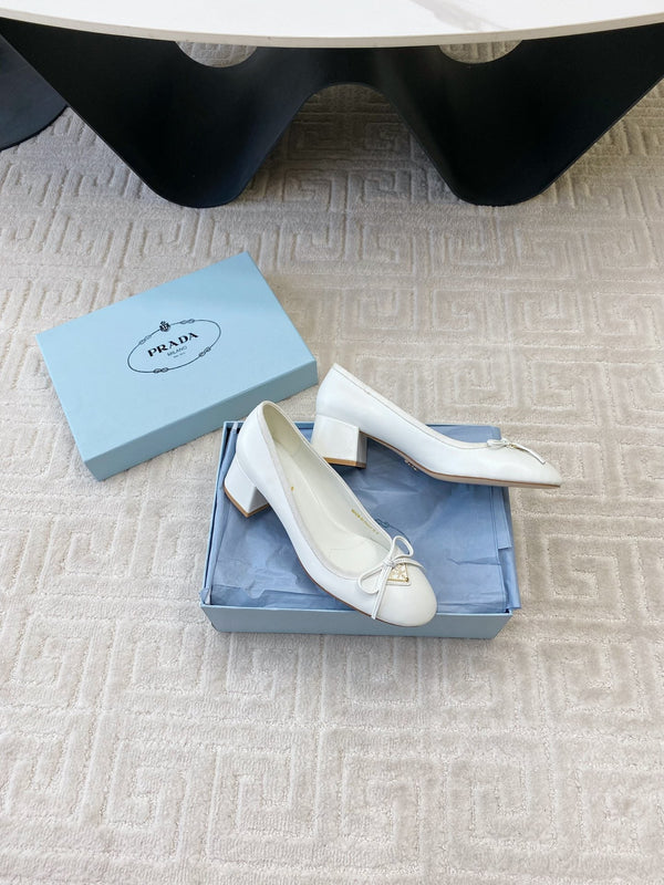 BALLERINA CON LOGO TRIANGOLARE E FIOCCO IN PELLE DI VITELLO BIANCA