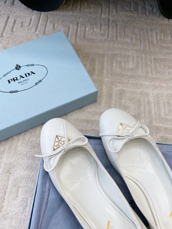 BALLERINA CON LOGO TRIANGOLARE E FIOCCO IN PELLE DI VITELLO BIANCA