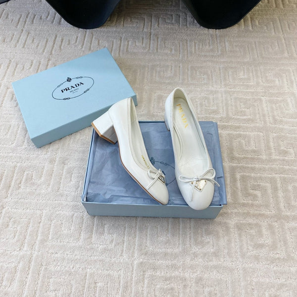 BALLERINA CON LOGO TRIANGOLARE E FIOCCO IN PELLE DI VITELLO BIANCA