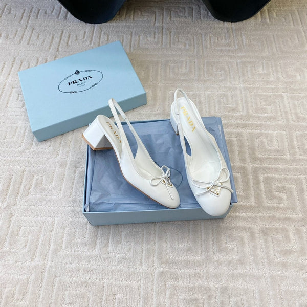 DÉCOLLETÉ CON CINTURINO SLINGBACK E FIOCCO CON LOGO TRIANGOLARE IN PELLE DI VITELLO BIANCA
