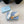 DÉCOLLETÉ CON CINTURINO SLINGBACK E FIOCCO CON LOGO TRIANGOLARE IN PELLE DI VITELLO BIANCA