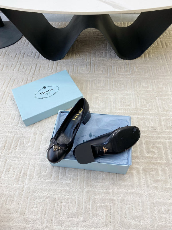 BALLERINA CON LOGO TRIANGOLARE E FIOCCO IN PELLE DI VITELLO NERA