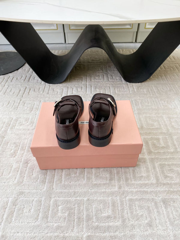 Sandales Miu Thong en agneau marron expresso avec boucle argentée