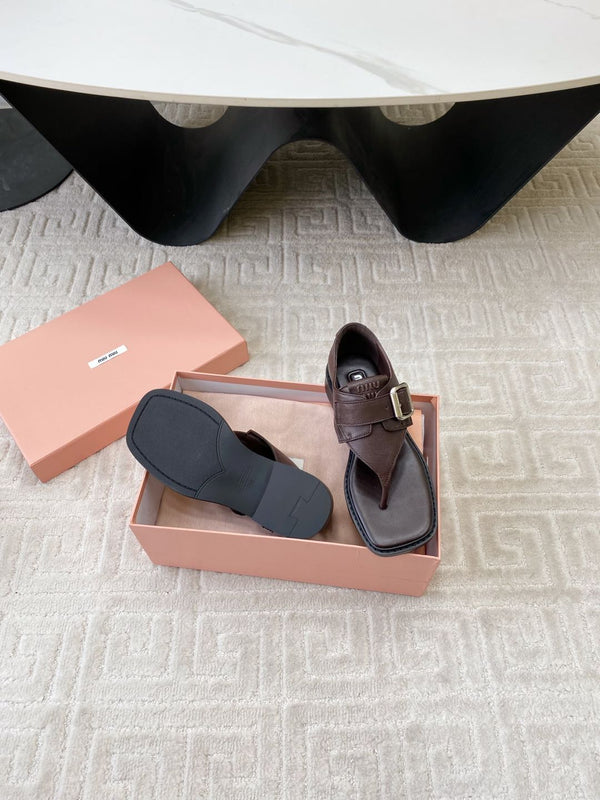 Sandales Miu Thong en agneau marron expresso avec boucle argentée