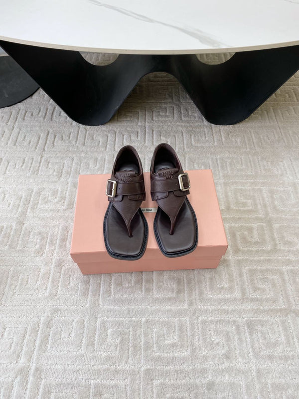 Sandales Miu Thong en agneau marron expresso avec boucle argentée