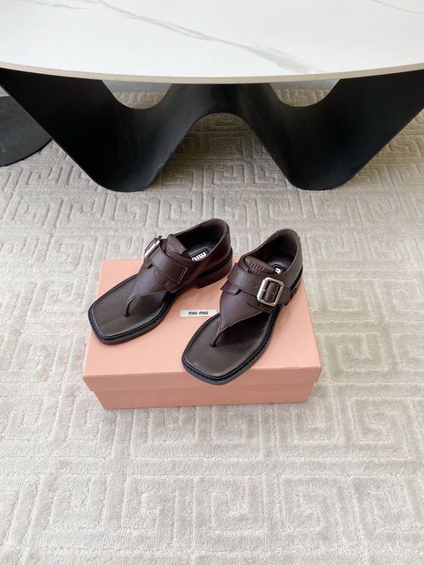 Sandales Miu Thong en agneau marron expresso avec boucle argentée