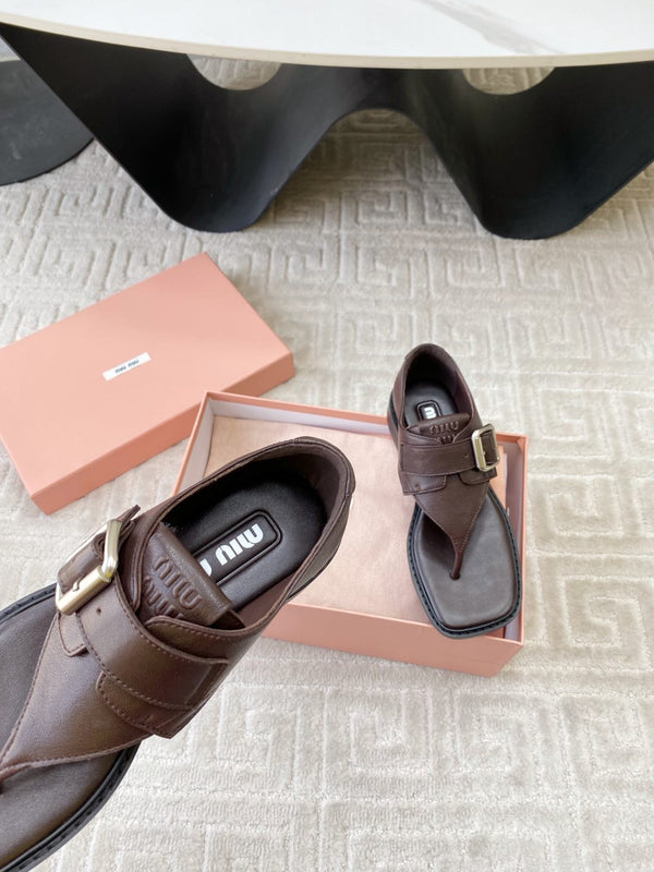 Sandales Miu Thong en agneau marron expresso avec boucle argentée