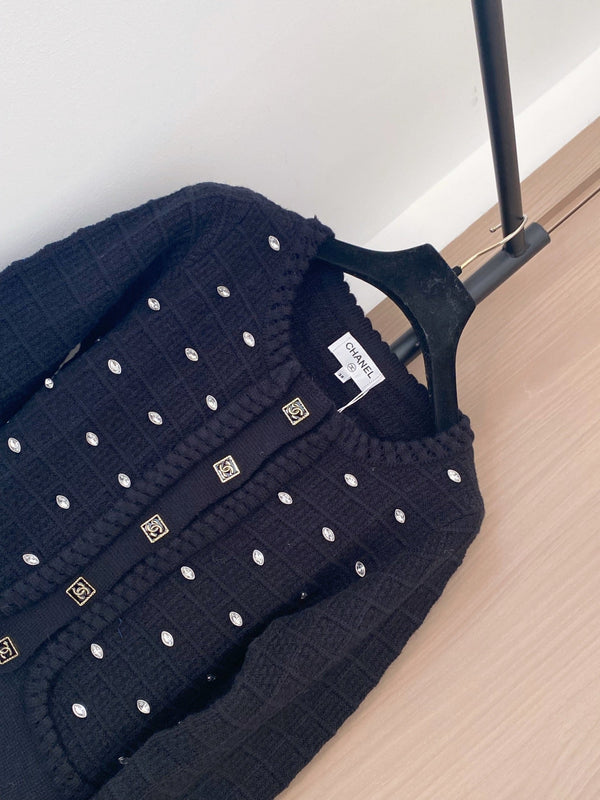 Cardigan en laine noire Chanel 2025 avec embellissement en strass