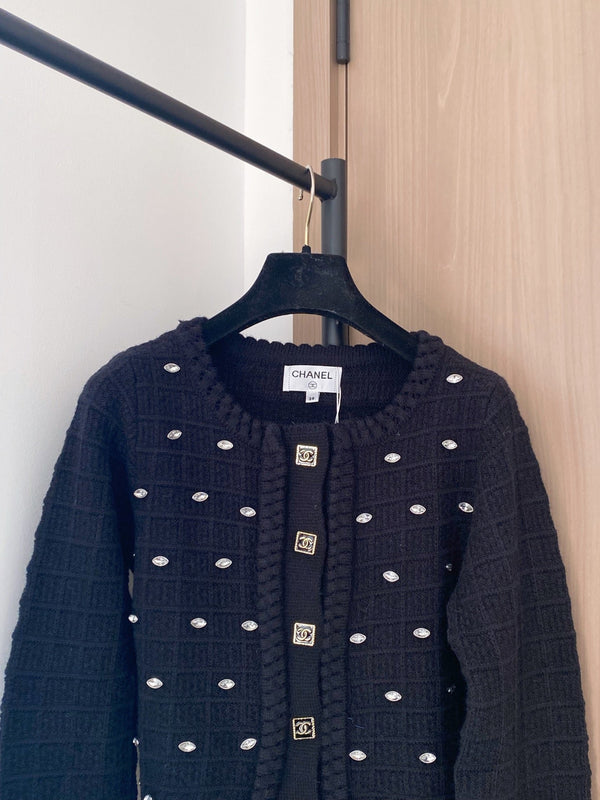 Cardigan en laine noire Chanel 2025 avec embellissement en strass