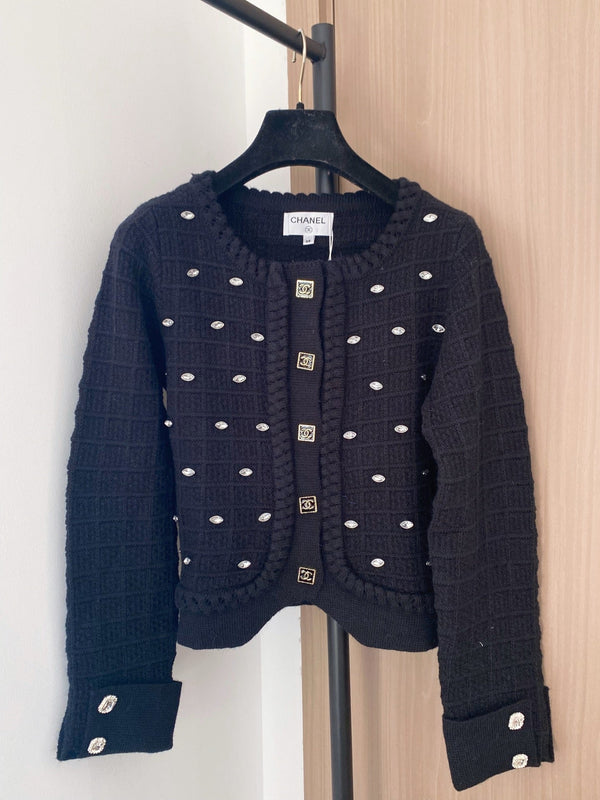 Cardigan en laine noire Chanel 2025 avec embellissement en strass