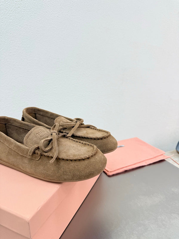 Mocassins à logo Miu en daim kaki 693517